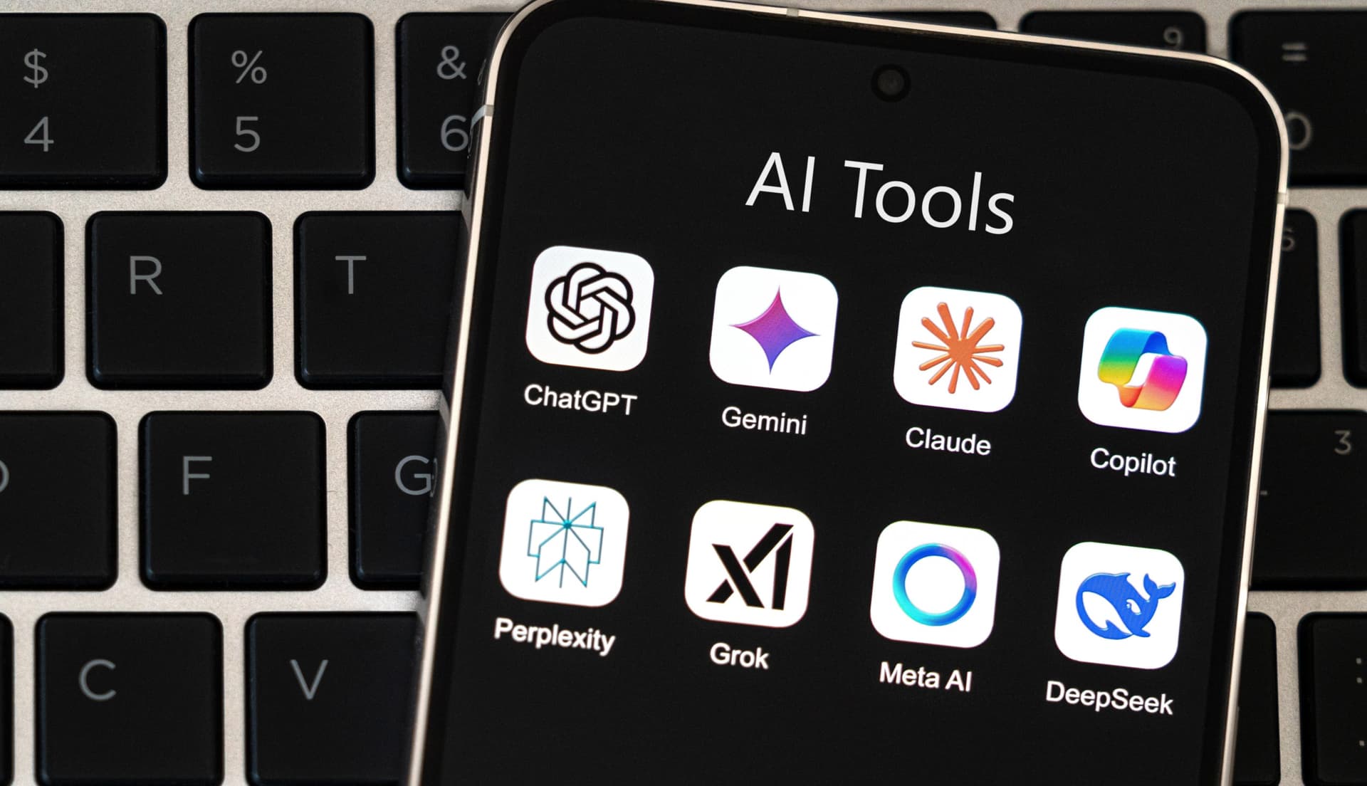 Stanford revela: chatbots concordam com erros 49% mais que humanos