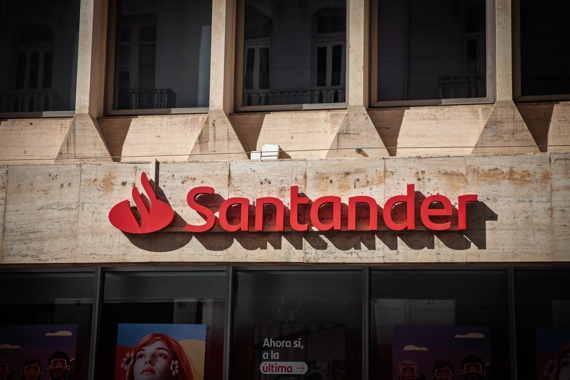Santander abre até 15 mil vagas em curso de IA pelo WhatsApp